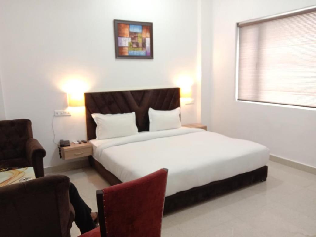 Chhatarpur Hotel Lake View By Bookingcare المظهر الخارجي الصورة
